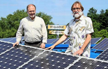 Günter Westermann und Bruno Wörner von W-quadrat an einer Photovoltaikanlage